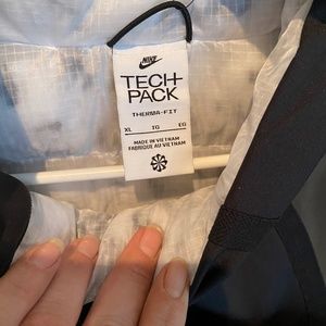 NIKE THERMA FIT VEST WITH ATTACHABLE BAG XL